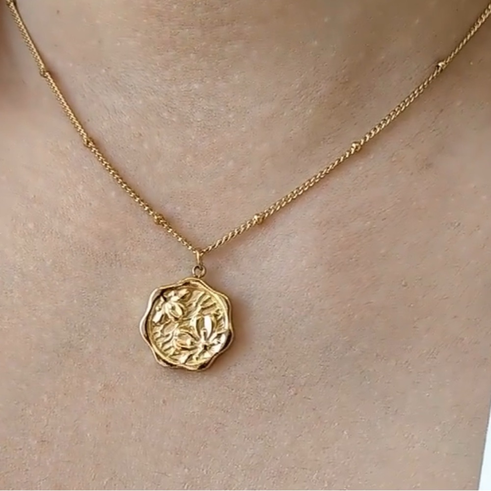 18k gold plated stainless steel new boho Paris 
Floral Gold Pendant Necklace